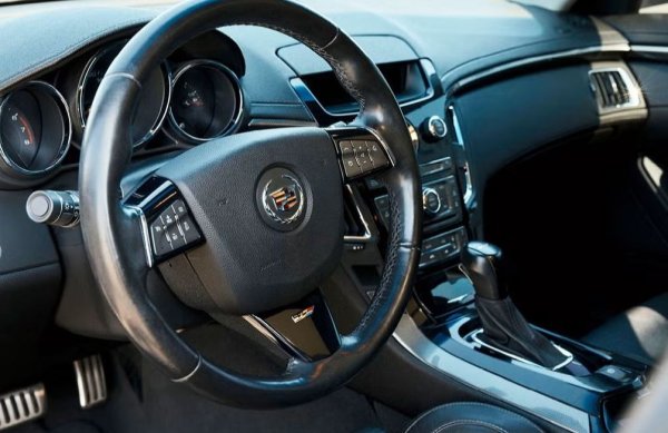 По нашите, европейски стандарти това е доста примитивен автомобил. Той единствен от четирите коли в класацията има двигател с горни клапани (OHV) - решение, което минаваше за модерно някъде през 60-те години. Но този двигател, с обем 6.2 литра, има компресор и развива 556 коня в заводската версия. И доста повече в тази доработена машина. 
